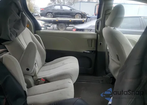 2013 Toyota Sienna Le z USA, uszkodzony, nr VIN 5TDKK3DC9DS326729